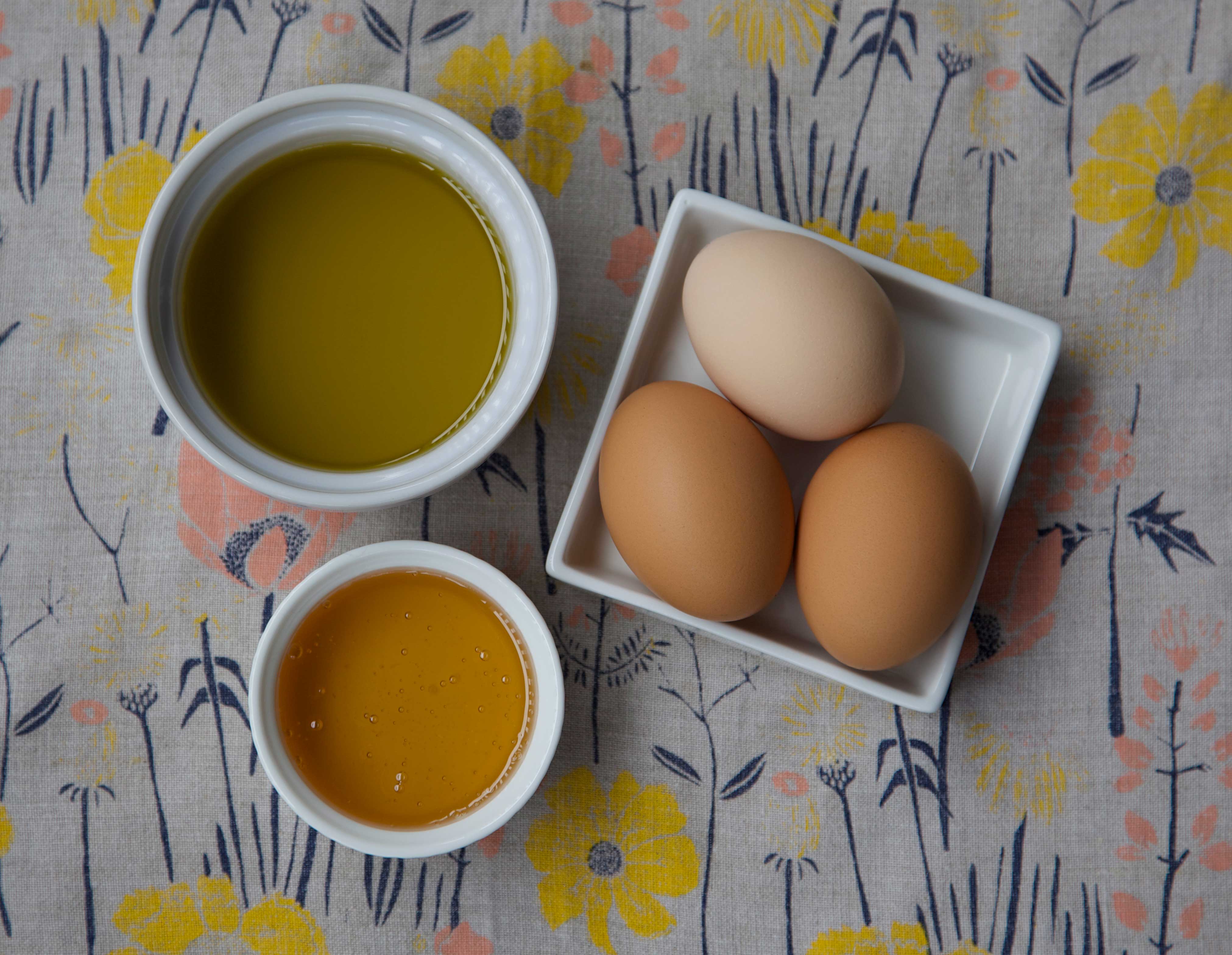 Яичная маска отзывы. Маска для волос из желтка. Яйцо и мед. Яйца масло. Маска для волос с яйцом.